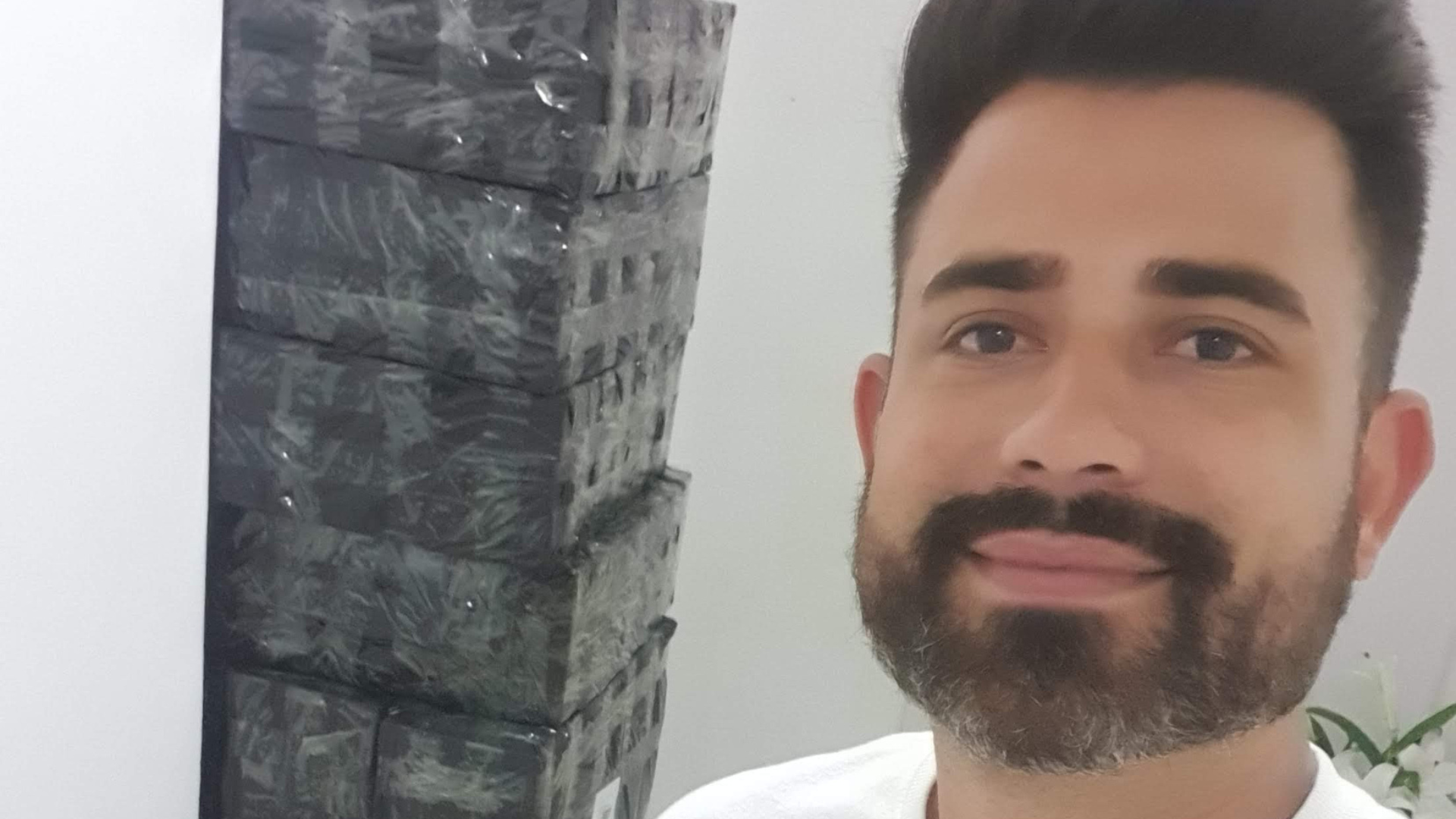 Luan mostrando os pedidos já embalados dentro da operação