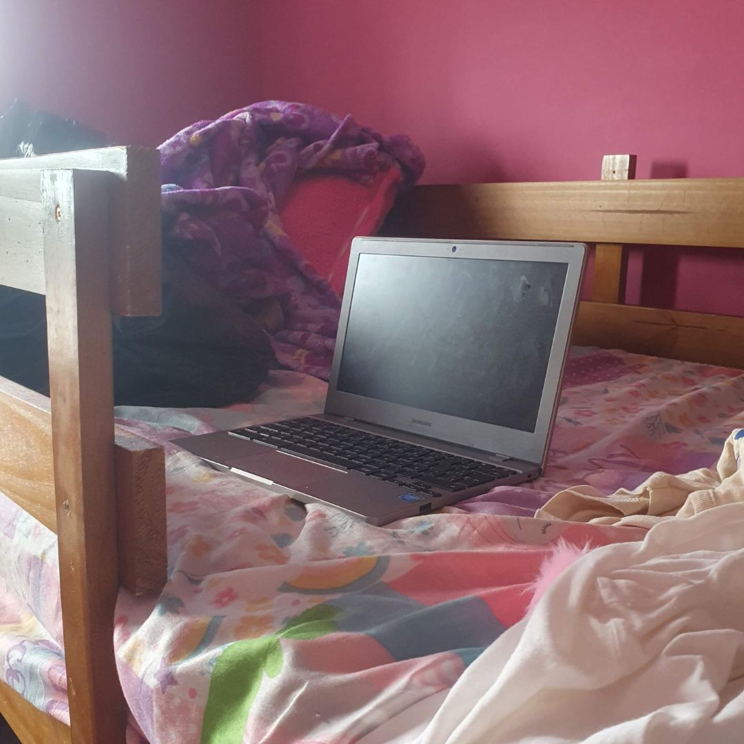 Notebook em cima da cama no quarto