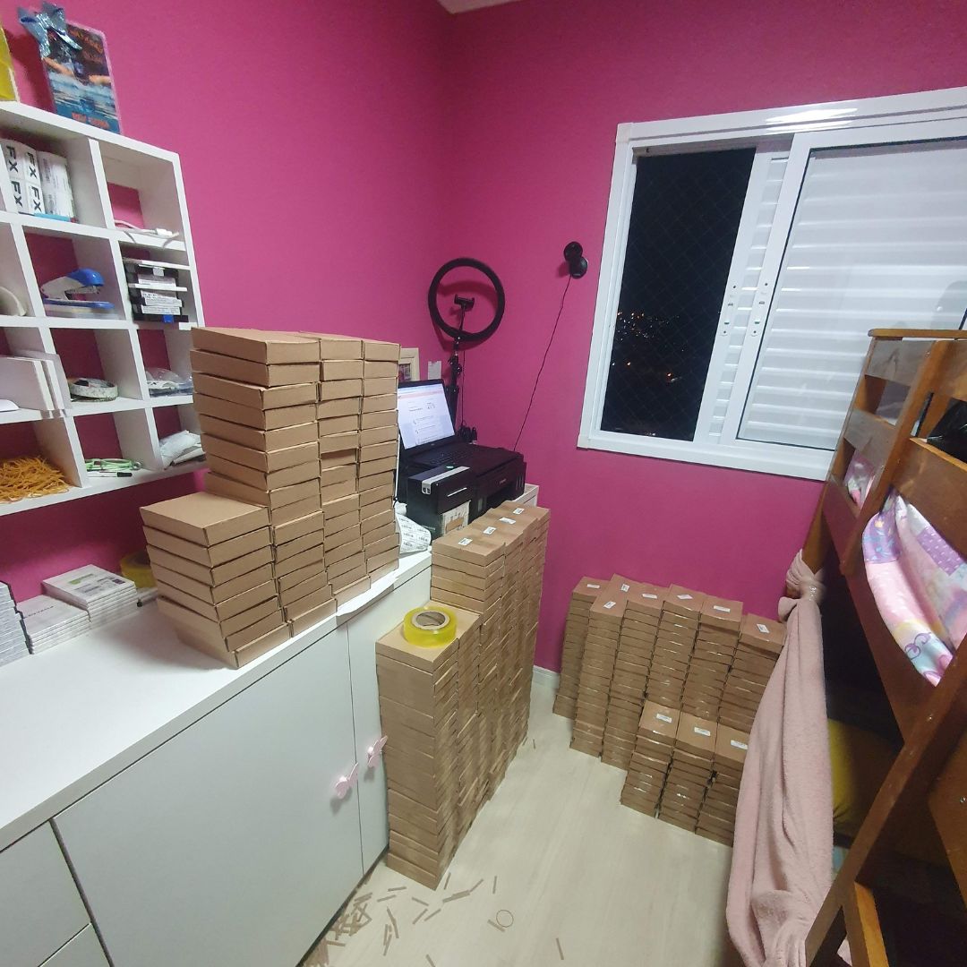 Quarto transformado em central de envios cheio de caixas